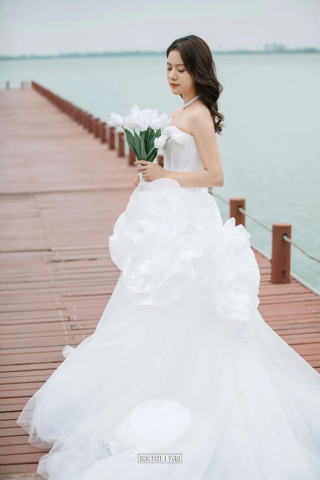 婚纱草地_婚纱草坪外景照阳光图片大全_草坪阳光婚纱照外景