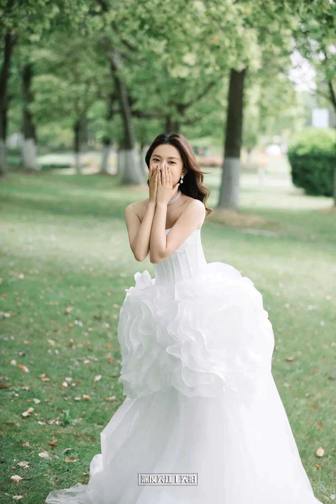 婚纱草地_草坪阳光婚纱照外景_婚纱草坪外景照阳光图片大全