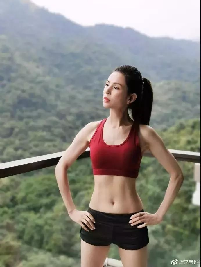 游泳小龙冠军图片女生_游泳冠军小龙女图片_小龙教练教游泳