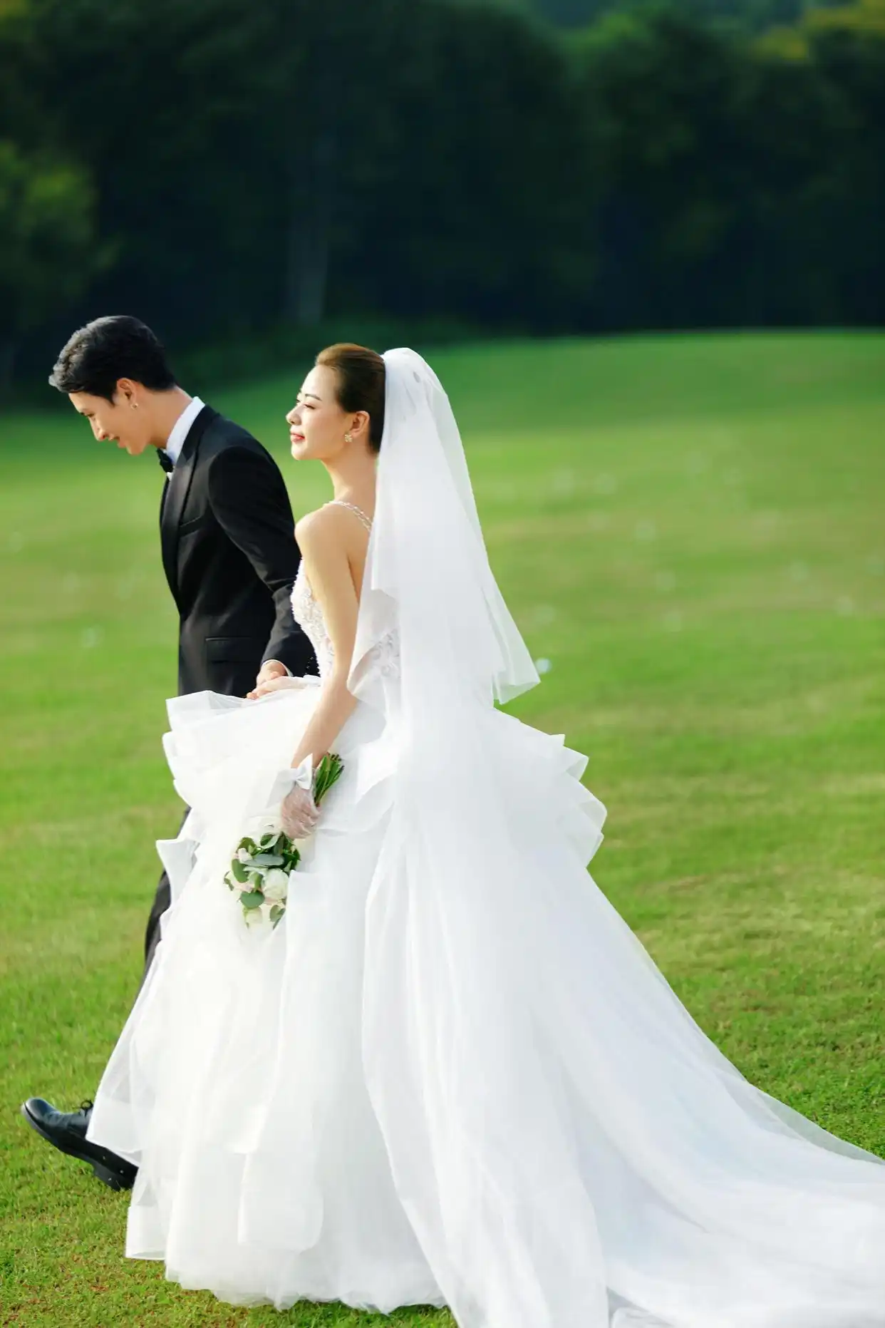 婚纱照模特外景_婚纱展示模特_婚纱拍照模特